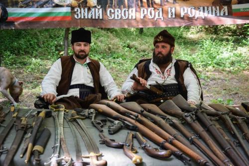 Изложба на старинни автентични оръжия